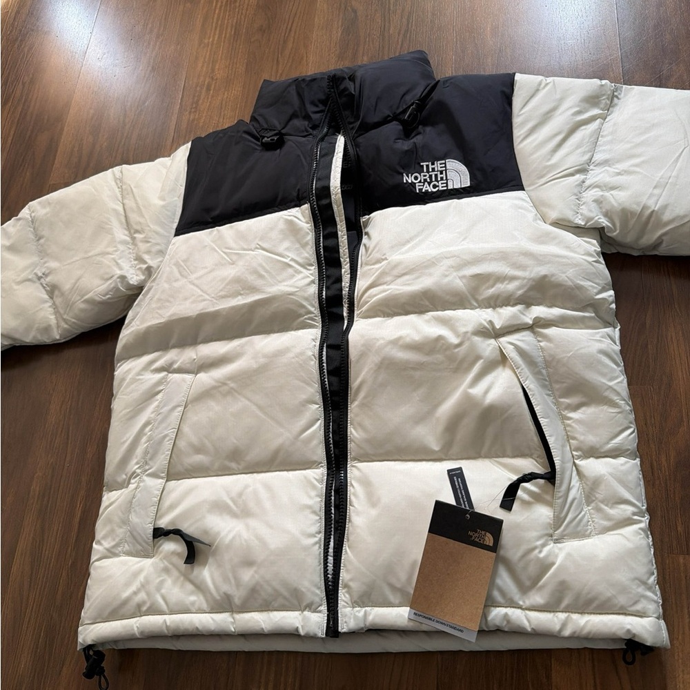 The North Face Men or Woman’s Cream and Black Puffer Jacket Size Medium/Large